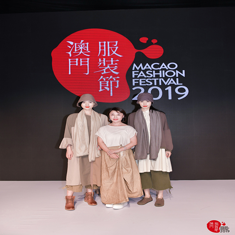 レトロでエレガントな、ブラウス、チェック柄のズボン、格子縞のスカート、格子縞の要素は摩耗することは決してありません。