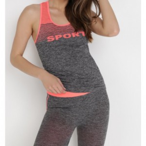 黒とオレンジ色のトラックスーツ