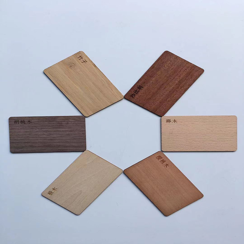 木製の部屋カード