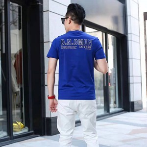 男性のニットTシャツ