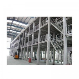 スチールプラットフォームと階段