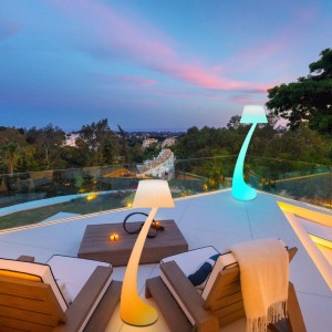 132cmの高さの変化LEDコーナーフロアランプが調光できるリモコンを備えています