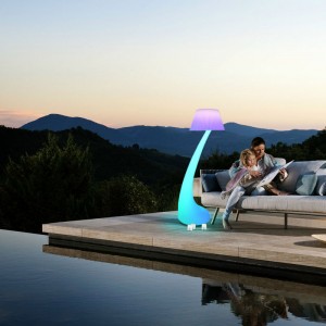 132cmの高さの変化LEDコーナーフロアランプが調光できるリモコンを備えています