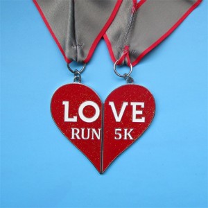 カスタムメダリオンペンダントユニークなマラソンメダル1つの雪メダルを牽引する