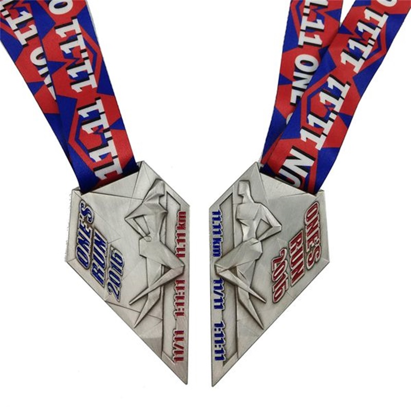 ギャグ専用デザインは、リボントレイルランニングメダルを備えたメタルスポーツメダルをキャストします