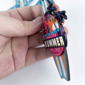 夏休みランニングに木製の金属製のメダルを授与します