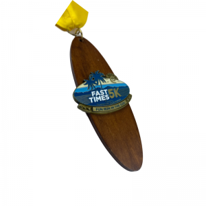 ギャグ工場メダルカスタムウッドメダルホルダーレーザー彫刻ロゴ付き木製マラソンメダル