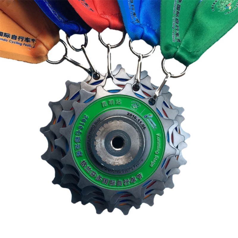 カスタムトロフィーとメダルスポーツゴールドミリタリースポーツサイクリングメダルリボンメタルフットボール3Dメダルインターロックメダル