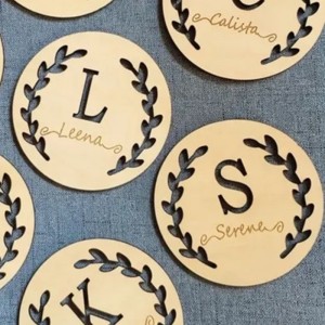 レーザー彫刻カットされた木製の合板の円の装飾品