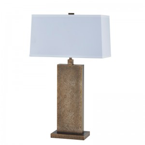 公共スペースの入り口にある装飾アンティークアイアンテーブルランプ