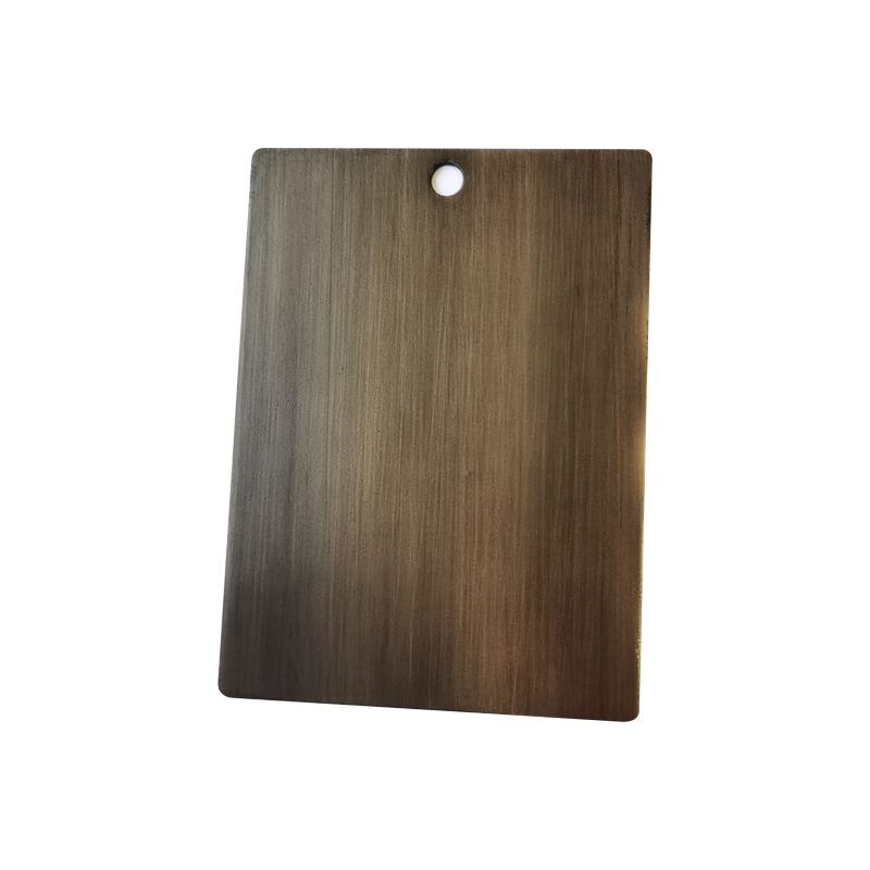 ホワイトとチーク仕上げのタスクランプと/offロッカースイッチ @客室のワークステーション