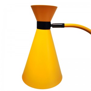 黒と明るい黄色の仕上げ、/offロッカースイッチ、2つの便利なアウトレットを備えた2つのトーンデスクランプ