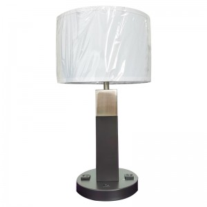 /offロッカースイッチと客室に2つの便利なコンセントを備えた2つのトーンブラックとブラシのニッケル仕上げテーブルランプ