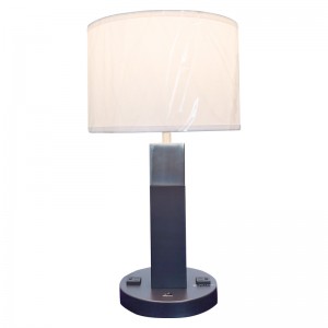 /offロッカースイッチと客室に2つの便利なコンセントを備えた2つのトーンブラックとブラシのニッケル仕上げテーブルランプ