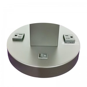 /offロッカースイッチと客室に2つの便利なコンセントを備えた2つのトーンブラックとブラシのニッケル仕上げテーブルランプ