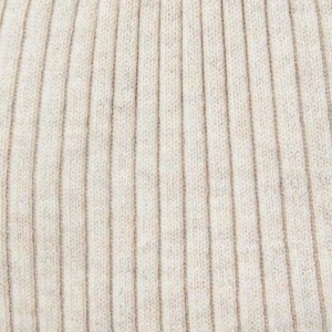 女性は長袖とボタンでセーターをファッションします