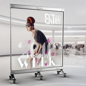 床に立っています