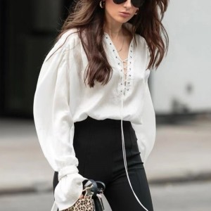 フランスの白い長袖シャツ2023新しいフレアスリーブ薄い気質vネックデザインセンス縛られたシャツブラウス