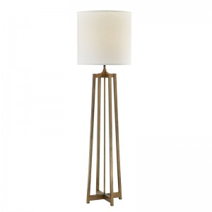 宿泊施設でアンティークゴールドフィニッシュを備えたフロアランプの横にあるハイアットホテルソファ