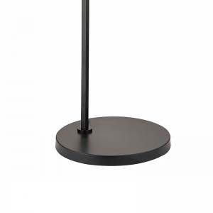 フロアランプの横にあるウォーターウォークホテルソファ客室でマットブラックフィニッシュ