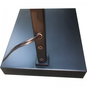 客室の横にあるソファでマットブラック仕上げのウォーターウォークホテルフロアランプ