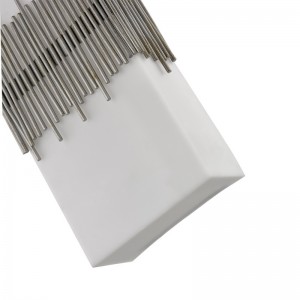 ホテルの典型的な客室で、アンティークシリバー仕上げと長方形のアクリルシェードを備えたホスピタリティホテルウォールスコニース