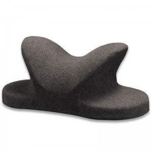 クッション昼寝枕を抱きしめます