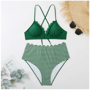 ビキニのセクシーなプリントは、2つのピースの水着をflounceします