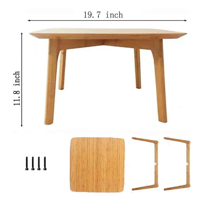 四角いタータミテーブルの竹の家具の床に低いティーテーブルが座っています