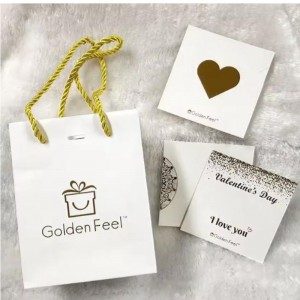 プリントされた豪華な小さなリサイクルショッピングバッグギフトペーパーバッグとハンドル付きのジュエリーパッケージ用のビジネス名付き