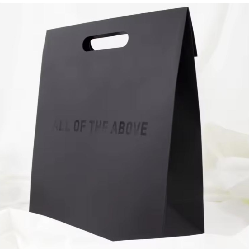 豪華なダイカットハンドル黒い衣類ショッピングパッパージングペーパーバッグジュエリー化粧品カスタムロゴラッピングデザインペーパーギフトバッグ