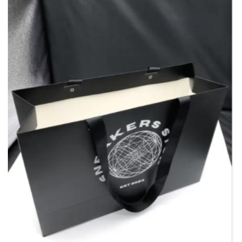 カスタムロゴマットブラックペーパー衣類パッケージギフトペーパーバッグショッピングバッグリボンハンドル付き豪華な紙袋