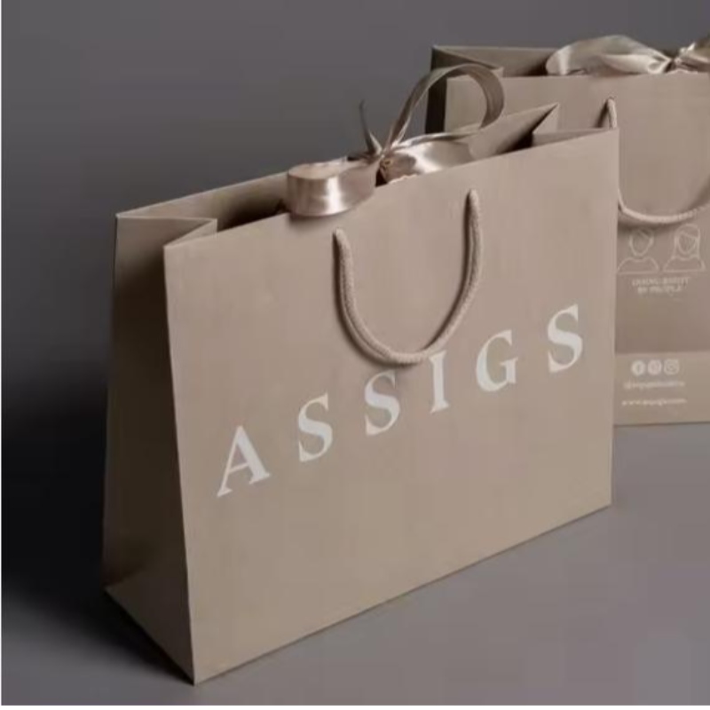 カスタムラグジュアリー衣料品小売梱包袋ホワイトギフトバッグボルサデパペルショッピングパッケージ紙バッグ付き衣服用のハンドル