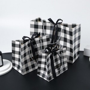 シックな市松模様のクラフト ギフトバッグ