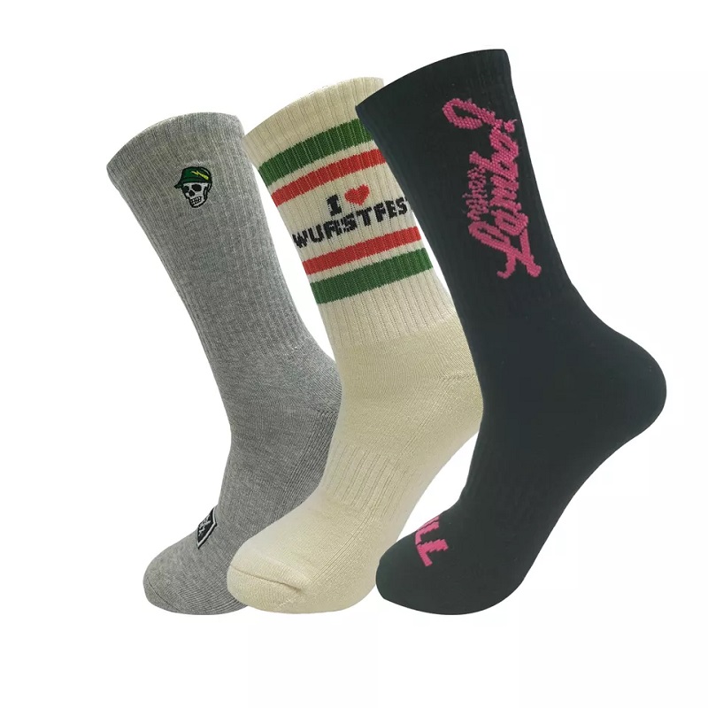 1669686347.jpg Sports socks custom knitting logo high quality comfortable men socks.jpg